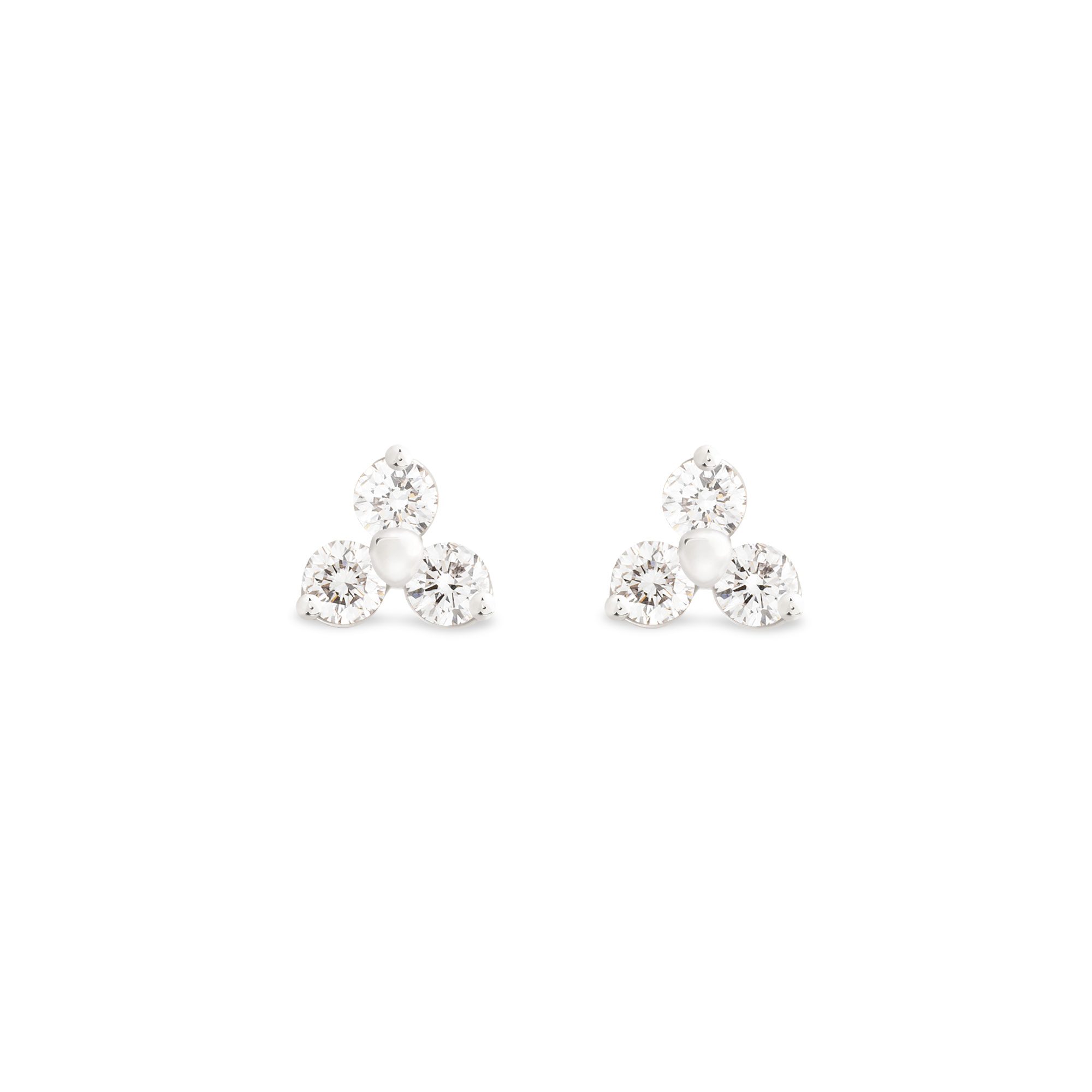 une paire de boucles d'oreilles formant une trilogie de diamants taille brillant.