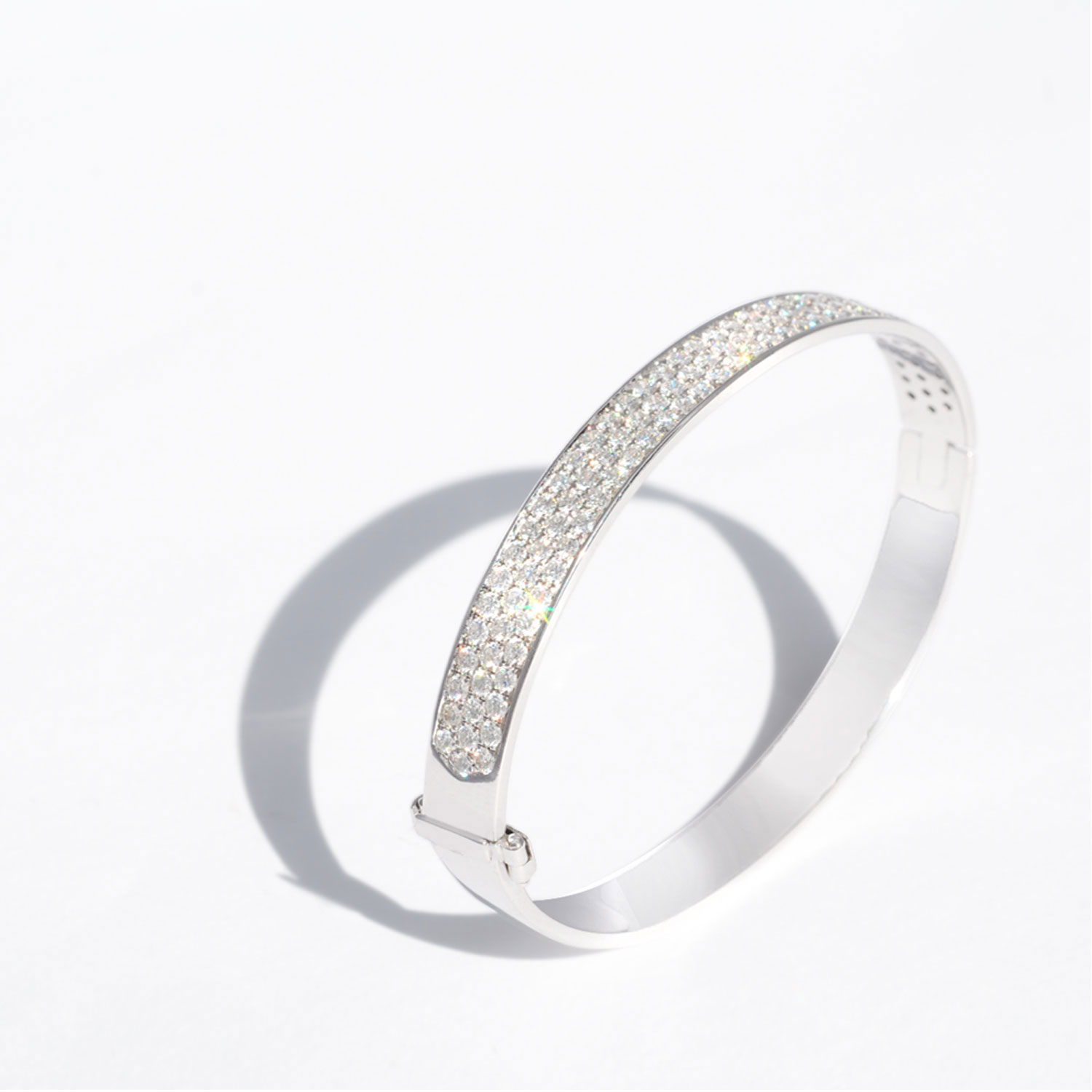 Jonc pavé de diamants naturels taille brillant et en or blanc 18k