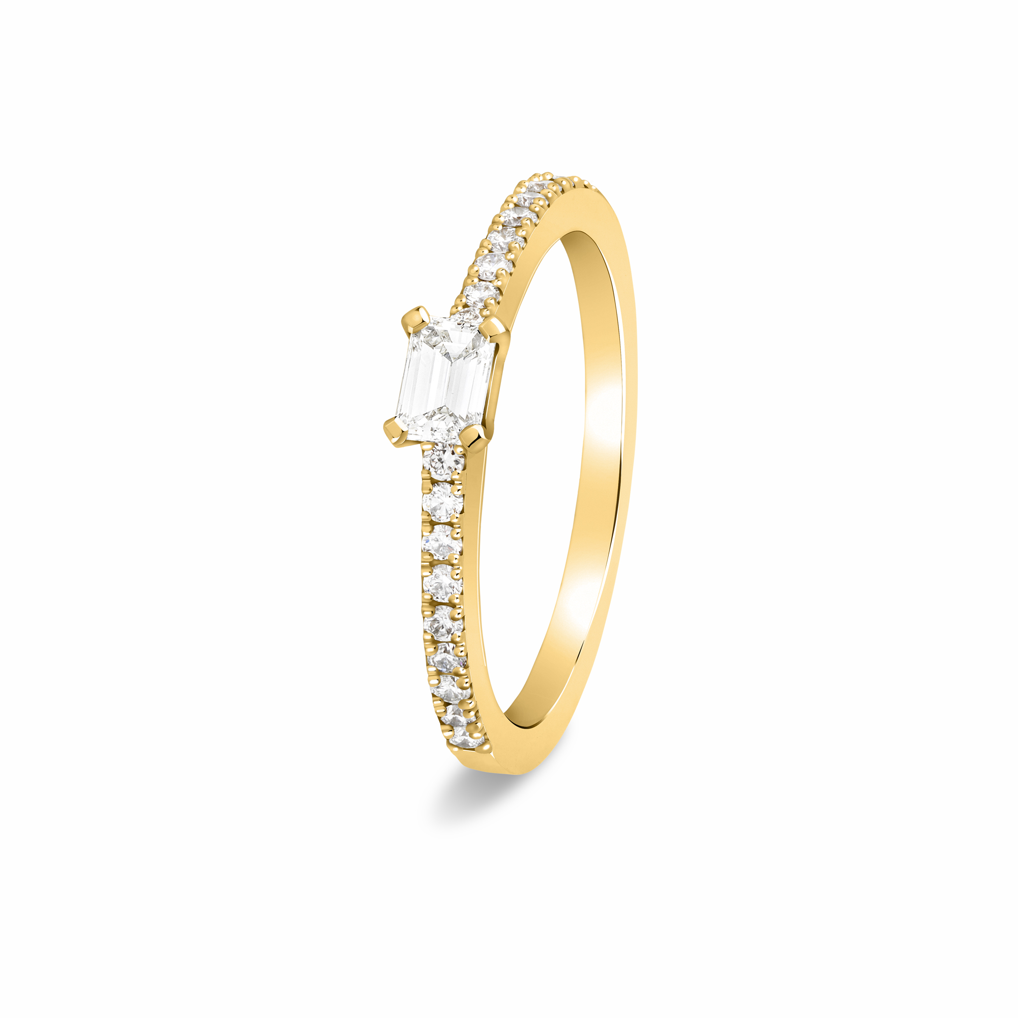 Bague de fiançailles en diamants naturels surmontée d'un diamants de taille émeraude en or jaune.